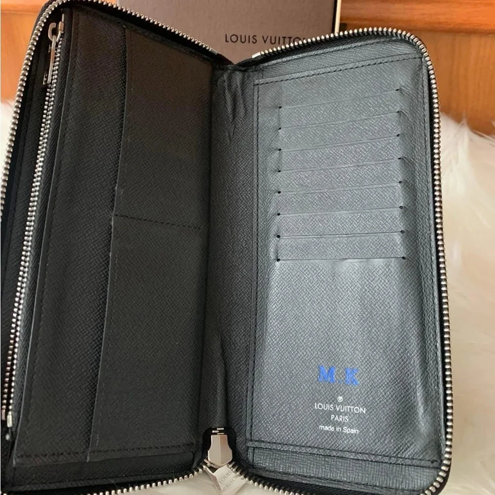 Sold🔔🔔🔔LV Taiga Long Zippy Wallet
Unisex❤️💗 - Picture 8 of 16